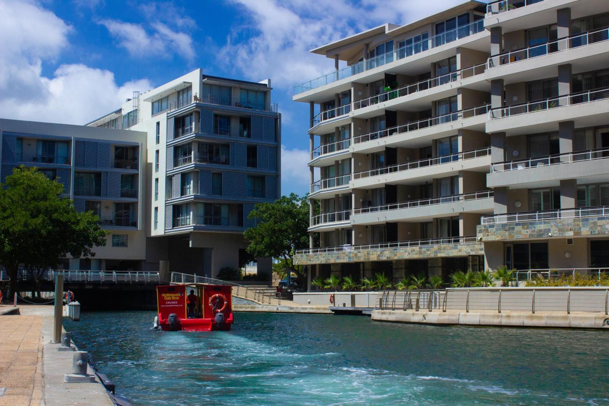 Canal Quays 606 On V&a Waterfront Canals